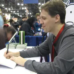 Jeff Kinney, autor książki "Dziennik cwaniaczka", podpisuje egzemplarze na spotkaniu z fanami.