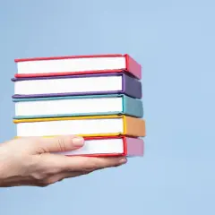 Stos kolorowych książek, które wywołały negatywną recenzję książki.