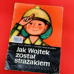 Okładka książki "Jak Wojtek został strażakiem" z ilustracją chłopca w hełmie.