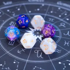 Siedem kostek z symbolami magicznymi i ich znaczeniem, ułożonych na tle wykresu astrologicznego.