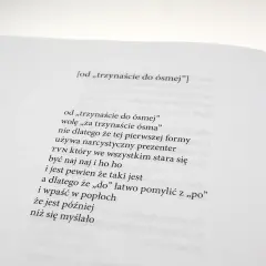 Oda do starości wiersz. Wiersz "od „trzynaście do ósmej”" opisuje, jak łatwo pomylić "do" z "po", co może być pułapką w późniejszym życiu.