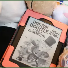Kto jest autorem książki Doktor Dolittle? Na ekranie czytnika widnieje tytuł "Doktor Dolittle i jego zwierzęta" oraz nazwisko Hugh Lofting.