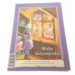 Recenzja książki "Mała Księżniczka" Frances Hodgson Burnett. Ilustracja przedstawia dwie dziewczynki, jedna w ubogim stroju, druga w sukni, patrzące przez okno.
