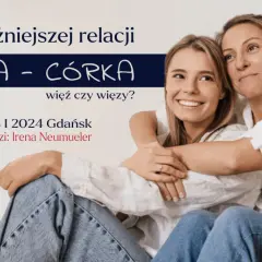 Matka i córka w uścisku, symbol więzi. Jak mówi przysłowie: jaka matka taka córka cytaty. Wydarzenie w Gdańsku.