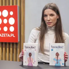 Weronika Anna Marczak, autorka książki "Rodzina Monet", prezentuje swoje dzieło.