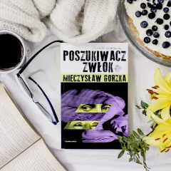 Recenzja książki "Poszukiwacz zwłok" Mieczysława Gorzki. Kawa, okulary, otwarty tom i ciasto z jagodami tworzą idealny nastrój do czytania.
