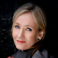 J.K. Rowling, autorka książki Harry Potter, z niebieskimi oczami i blond włosami, patrzy w obiektyw.