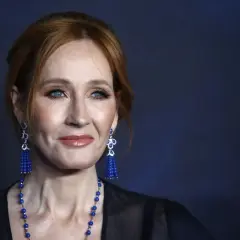 J.K. Rowling, autorka książki Harry Potter, w niebieskich kolczykach i naszyjniku.