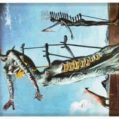 Surrealistyczny obraz z płonącą żyrafą w tle. Postać ludzka w agonii, podtrzymywana przez stelaże, jakby z wiersza.