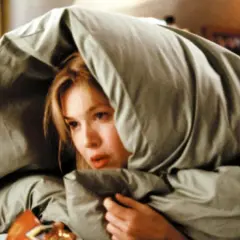 Bridget Jones ukrywa się pod kołdrą. Kto jest autorem popularnej książki "Dziennik Bridget Jones"? Helen Fielding.