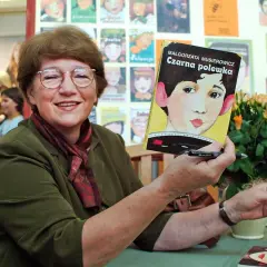 Małgorzata Musierowicz, autorka książki "Czarna polewka", o kłamczusze i kwiatach kalafiora, uśmiecha się do obiektywu.