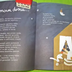 Wiersz "A w moim domu..." opowiada o rodzinie i psie przytulających się w domu, podczas gdy za oknem nocą malarz rysuje chmurki i gwiazdy.