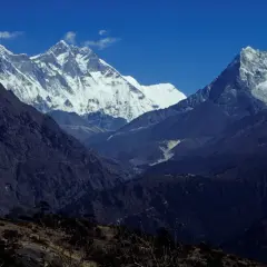 Majestatyczne szczyty Himalajów, jak Everest i Ama Dablam, wzywają do yeti. Wiersz o potędze natury.