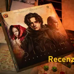 Plansza gry "Diuna: Sekrety Arrakis" z postaciami z filmu. Zapowiada się ciekawa recenzja książki i gry.