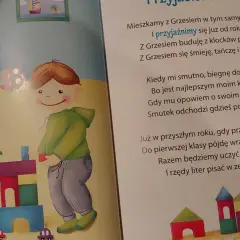 Dwaj chłopcy budują z klocków. Jeden ma zły humorek, ale przyjaciel go pociesza. Wiersz o przyjaźni.