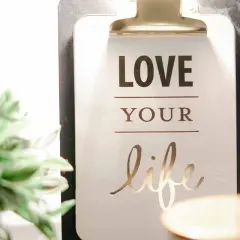 Dla dziewczyn, które czuły zbyt wiele: cytaty na tablicy motywacyjnej "Love Your Life" przypominają o docenianiu każdej chwili.