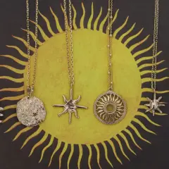 Pięć złotych naszyjników z motywem słońca. Symbol słońca znaczenie: życie, moc, energia.