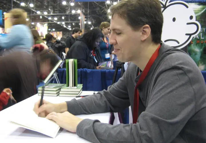 Jeff Kinney, autor książki "Dziennik cwaniaczka", podpisuje egzemplarze na spotkaniu z fanami.