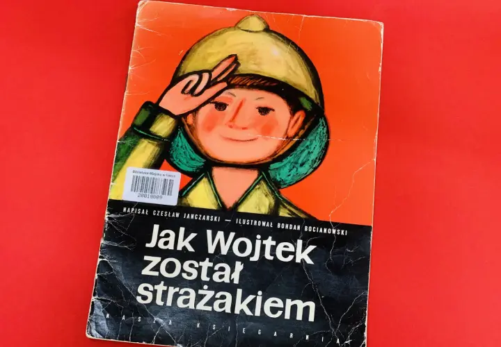 Okładka książki "Jak Wojtek został strażakiem" z ilustracją chłopca w hełmie.