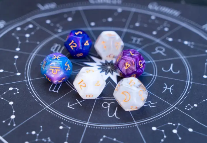 Siedem kostek z symbolami magicznymi i ich znaczeniem, ułożonych na tle wykresu astrologicznego.