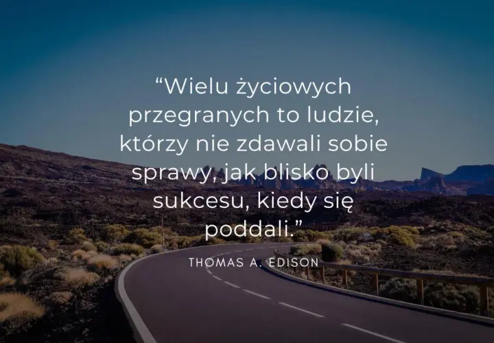 Droga przez pustynny krajobraz z cytatem Thomasa Edisona: "Wielu życiowych przegranych to ludzie, którzy nie zdawali sobie sprawy, jak blisko byli sukcesu, kiedy się poddali." To przypomnienie, co jest najważniejsze w życiu: wytrwałość.