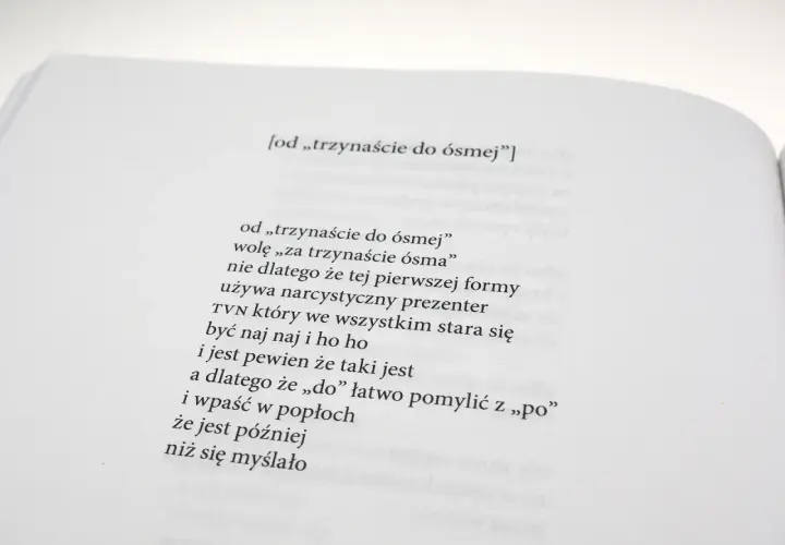 Oda do starości wiersz. Wiersz "od „trzynaście do ósmej”" opisuje, jak łatwo pomylić "do" z "po", co może być pułapką w późniejszym życiu.