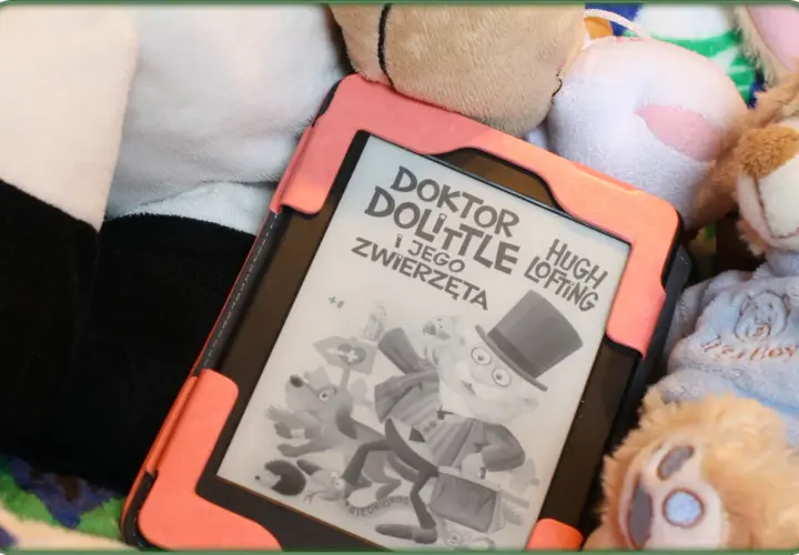 Kto jest autorem książki Doktor Dolittle? Na ekranie czytnika widnieje tytuł "Doktor Dolittle i jego zwierzęta" oraz nazwisko Hugh Lofting.