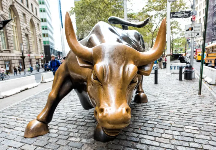 Brązowy byk na Wall Street, symbol hossy, atakuje z determinacją.