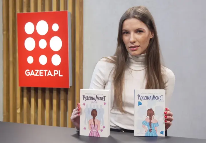 Weronika Anna Marczak, autorka książki "Rodzina Monet", prezentuje swoje dzieło.