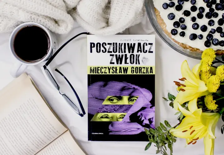 Recenzja książki "Poszukiwacz zwłok" Mieczysława Gorzki. Kawa, okulary, otwarty tom i ciasto z jagodami tworzą idealny nastrój do czytania.