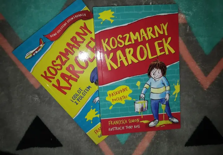 Recenzja książki "Koszmarny Karol" - dwie okładki z przygodami Karola, jedna z samolotem, druga z farbą.