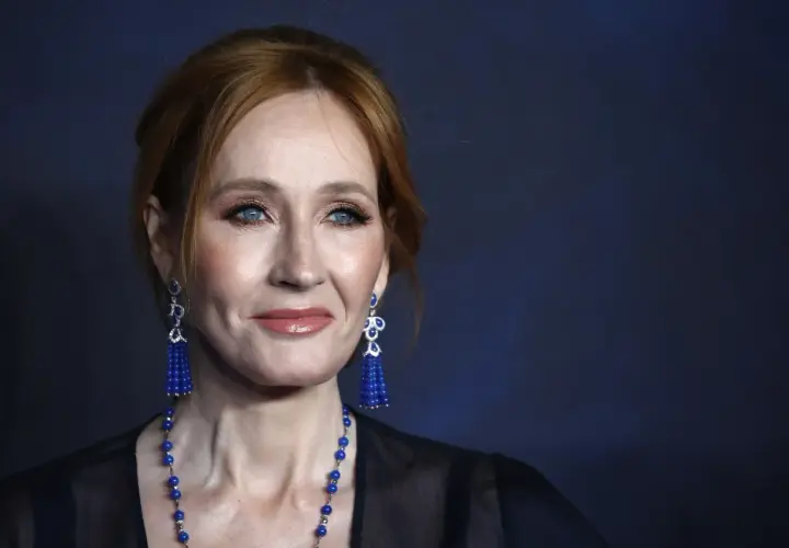 J.K. Rowling, autorka książki Harry Potter, w niebieskich kolczykach i naszyjniku.