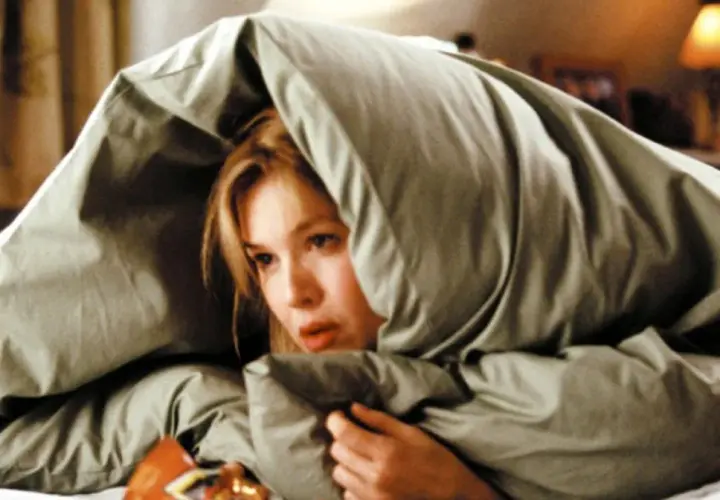 Bridget Jones ukrywa się pod kołdrą. Kto jest autorem popularnej książki "Dziennik Bridget Jones"? Helen Fielding.