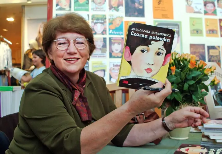 Małgorzata Musierowicz, autorka książki "Czarna polewka", o kłamczusze i kwiatach kalafiora, uśmiecha się do obiektywu.