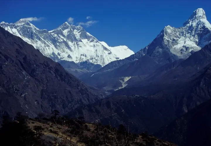 Majestatyczne szczyty Himalajów, jak Everest i Ama Dablam, wzywają do yeti. Wiersz o potędze natury.