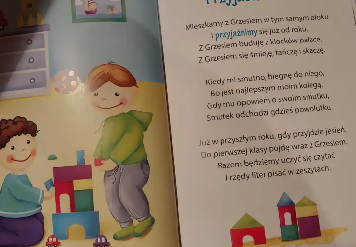 Dwaj chłopcy budują z klocków. Jeden ma zły humorek, ale przyjaciel go pociesza. Wiersz o przyjaźni.