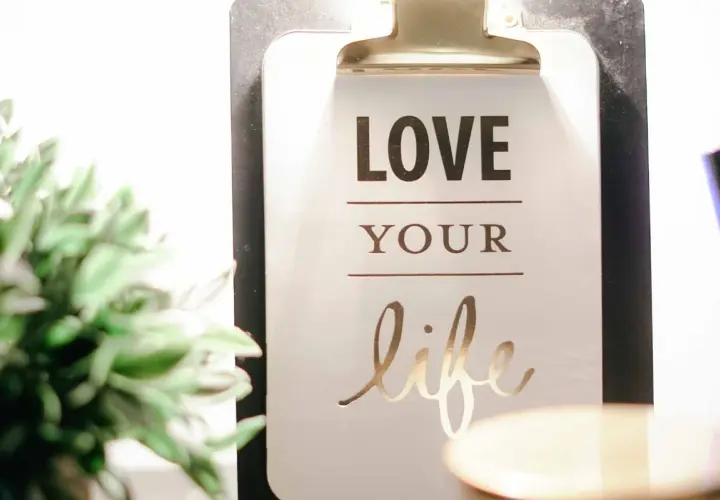 Dla dziewczyn, które czuły zbyt wiele: cytaty na tablicy motywacyjnej "Love Your Life" przypominają o docenianiu każdej chwili.