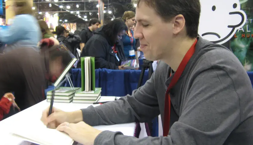 Jeff Kinney, autor książki "Dziennik cwaniaczka", podpisuje egzemplarze na spotkaniu z fanami.