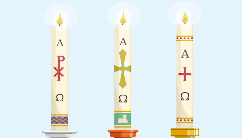 Trzy paschały z symbolami: Alfa, Omega, Chi-Rho, krzyż, baranek. Poznaj, co oznaczają symbole na paschale.