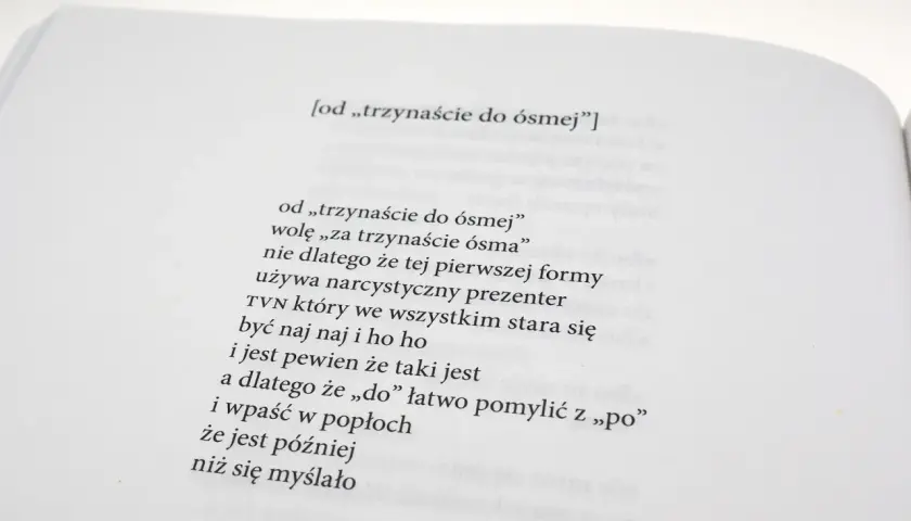 Oda do starości wiersz. Wiersz "od „trzynaście do ósmej”" opisuje, jak łatwo pomylić "do" z "po", co może być pułapką w późniejszym życiu.