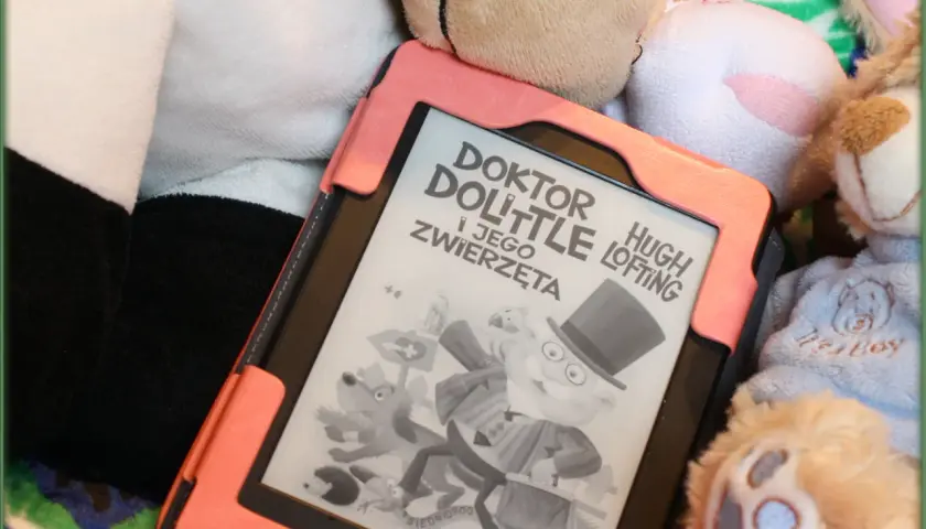 Kto jest autorem książki Doktor Dolittle? Na ekranie czytnika widnieje tytuł "Doktor Dolittle i jego zwierzęta" oraz nazwisko Hugh Lofting.