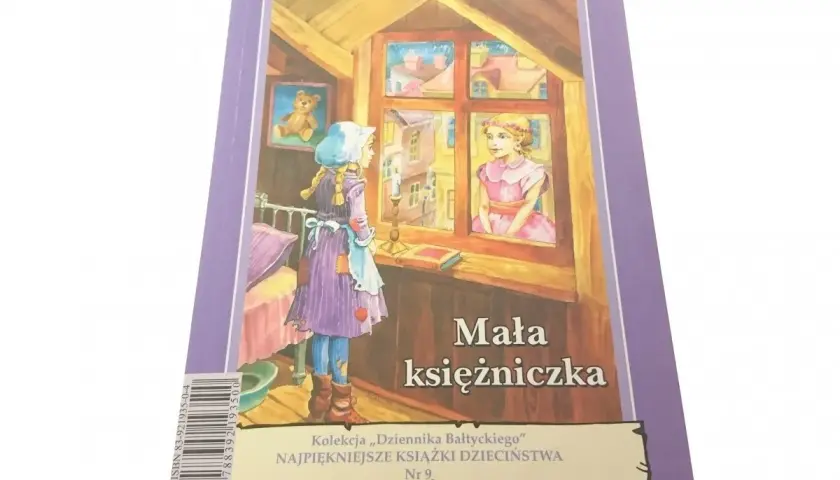 Recenzja książki "Mała Księżniczka" Frances Hodgson Burnett. Ilustracja przedstawia dwie dziewczynki, jedna w ubogim stroju, druga w sukni, patrzące przez okno.