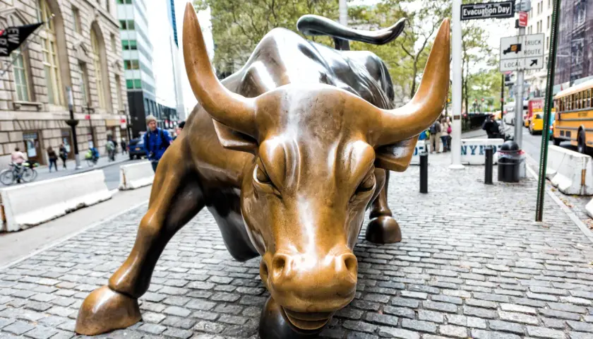 Brązowy byk na Wall Street, symbol hossy, atakuje z determinacją.
