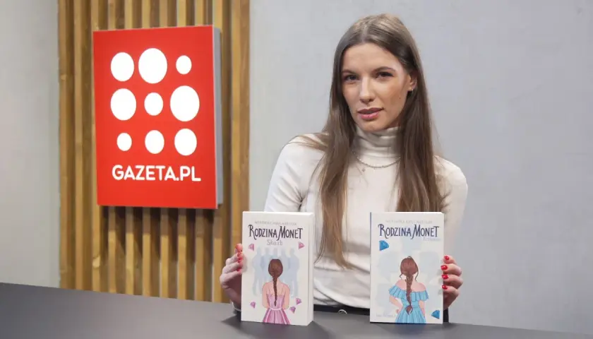 Weronika Anna Marczak, autorka książki "Rodzina Monet", prezentuje swoje dzieło.