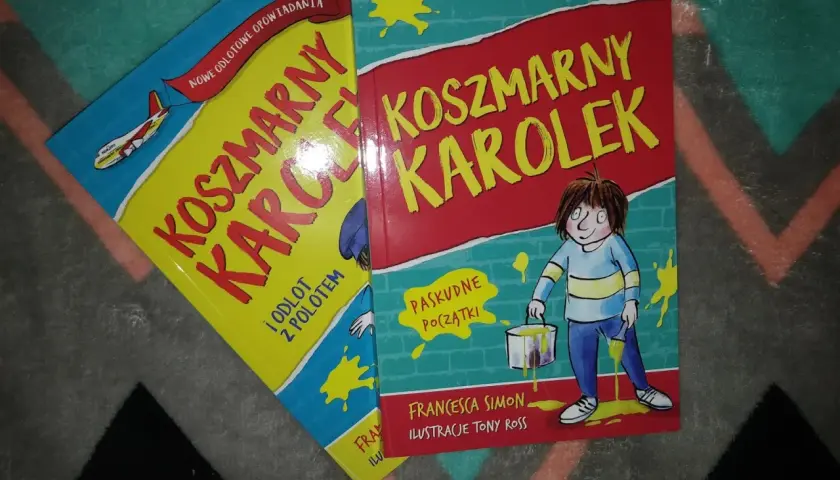 Recenzja książki "Koszmarny Karol" - dwie okładki z przygodami Karola, jedna z samolotem, druga z farbą.