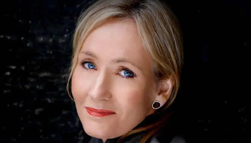 J.K. Rowling, autorka książki Harry Potter, z niebieskimi oczami i blond włosami, patrzy w obiektyw.