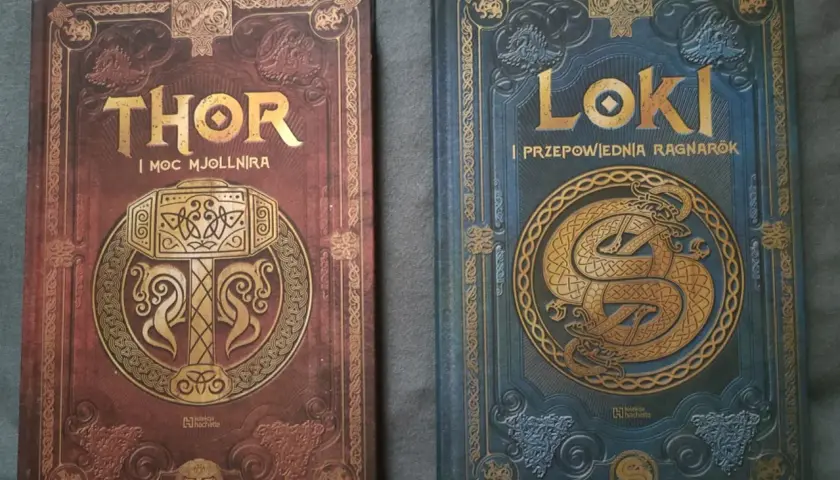 Dwie książki z motywami nordyckimi: "Thor i moc Mjolnira" z młotem, oraz "Loki i przepowiednia Ragnarök" z wężem. Poznaj symbole nordyckie i ich znaczenie.