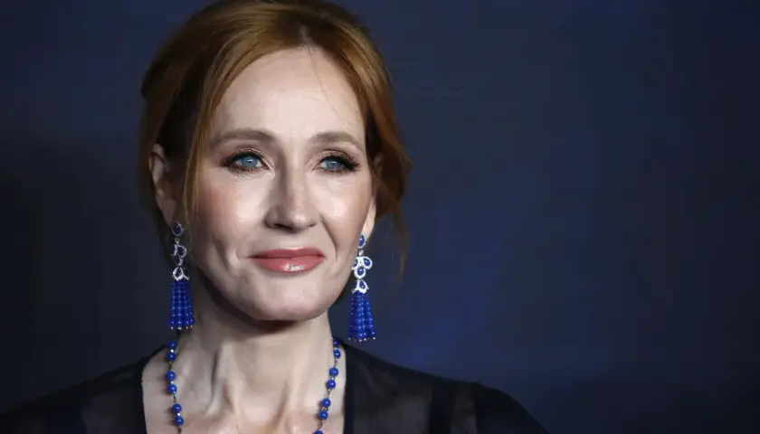 J.K. Rowling, autorka książki Harry Potter, w niebieskich kolczykach i naszyjniku.