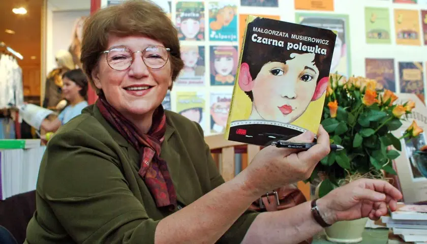 Małgorzata Musierowicz, autorka książki "Czarna polewka", o kłamczusze i kwiatach kalafiora, uśmiecha się do obiektywu.