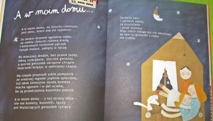 Wiersz "A w moim domu..." opowiada o rodzinie i psie przytulających się w domu, podczas gdy za oknem nocą malarz rysuje chmurki i gwiazdy.